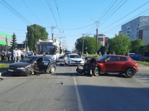 В Саранске столкнулись Chevrolet Lacetti и Nissan Juke, пострадали женщины-водители