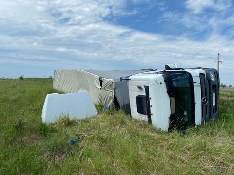 В Мордовии грузовой автомобиль опрокинулся в кювет, водитель госпитализирован
