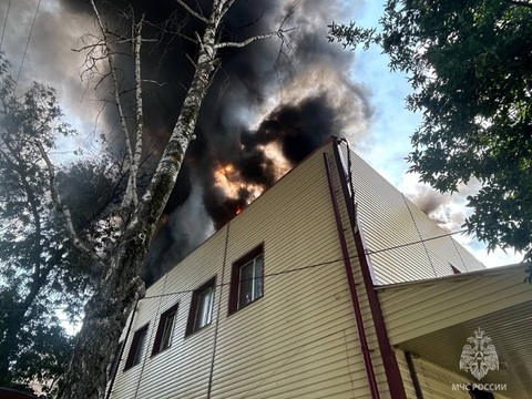 В Саранске сгорело более 200 кв.м. кровли здания обувной фабрики
