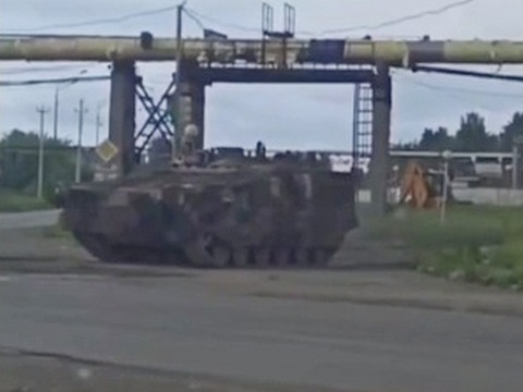 В Нижнем Тагиле заметили новый тяжелый БТР на платформе танков Т-72/90 