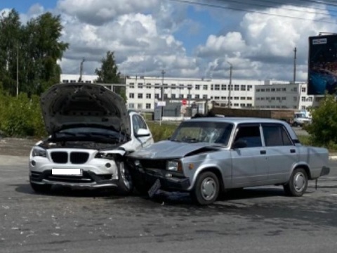 В Саранске водитель пострадал в столкновении «БМВ» и ВАЗ-2105