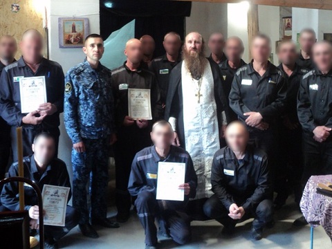 Священнослужитель вручил благодарственные письма осужденным в мордовской колонии