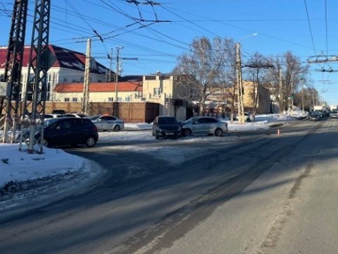 В Саранске два авто после столкновения отбросило на третье, пострадала женщина