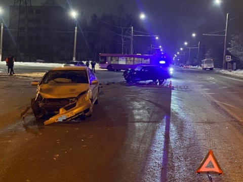 В Саранске из-за наезда иномарки на выбоину произошло ДТП с тремя пострадавшими