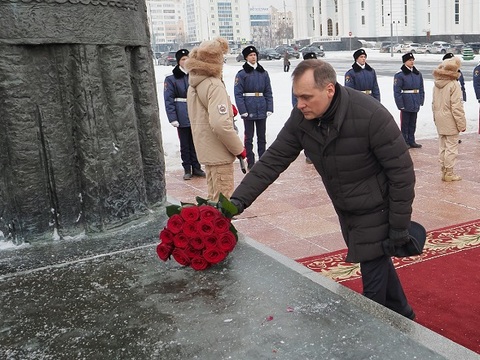 В Саранске состоялась церемония возложения цветов к памятнику воинам, погибшим в годы Великой Отечественной войны