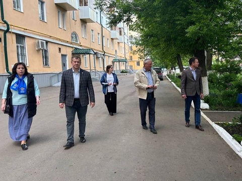 В Ленинском районе партдесант осмотрел состояние дворовых территорий и детских площадок