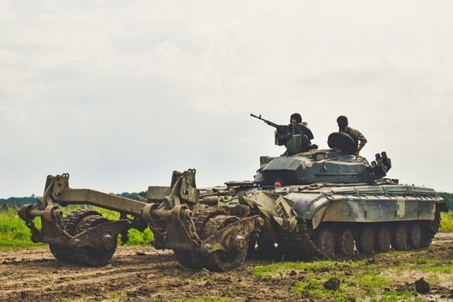 ВСУ лишились редкого танка-тральщика на базе танка Т-64А
