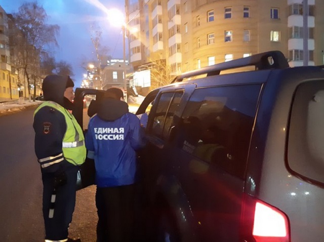 «Безопасные дороги»: Единороссы и сотрудники ГИБДД Мордовии провели акцию «Детское автокресло»