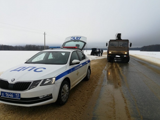 В Мордовии сотрудники ДПС помогли водителю, застрявшему в сугробе