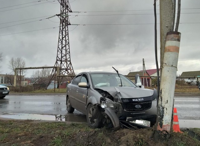 В Рузаевке 34-летняя автоледи на KIA DE врезалась в световую опору