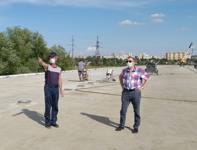 Владимир Сушков ознакомился с ходом работ по возведению моста по Строительной улице