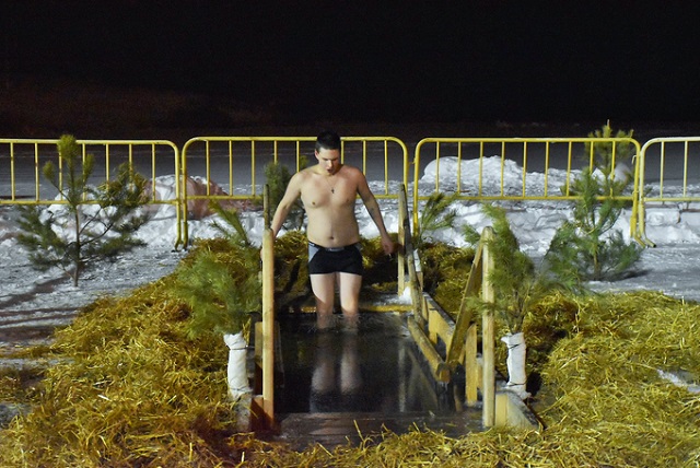 Более 3 тыс. жителей Мордовии окунулись в купель в морозную крещенскую ночь