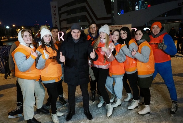 Артём Здунов пообщался со студентами на ледовом катке