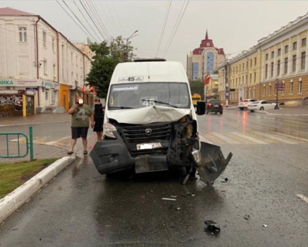 В центре Саранска пожилой водитель не уступил дорогу маршрутке, пострадал пассажир