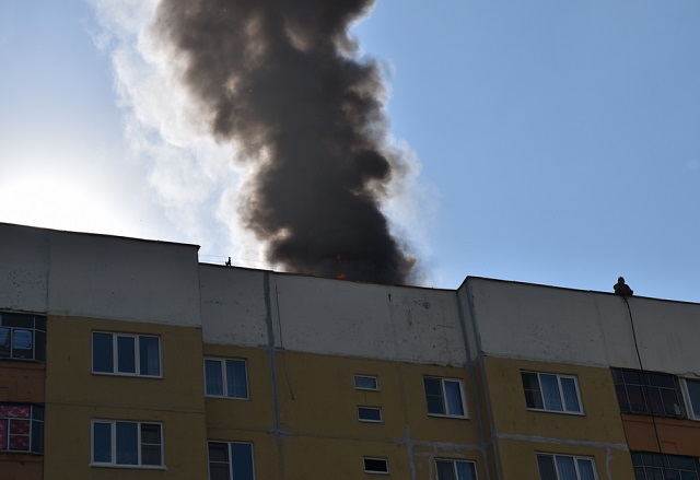 В Саранске пожарные ликвидировали открытое горение на крыше