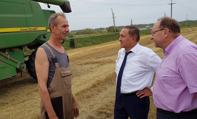 Владимир Сушков инспектирует ход уборки в сельхозпредприятиях республики