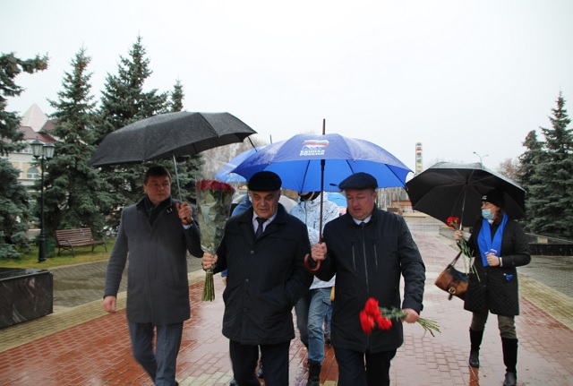 В Саранске  в День народного единства возложены  цветы к монументу  «Навеки с Россией»