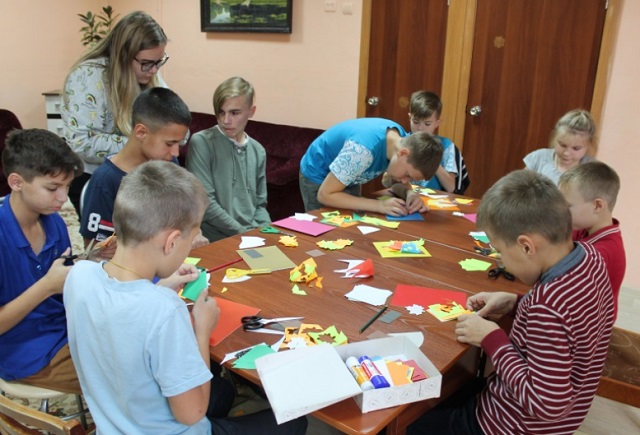 Активисты ОНФ в Мордовии организовали для детей из социального приюта мастер-класс по изготовлению открыток