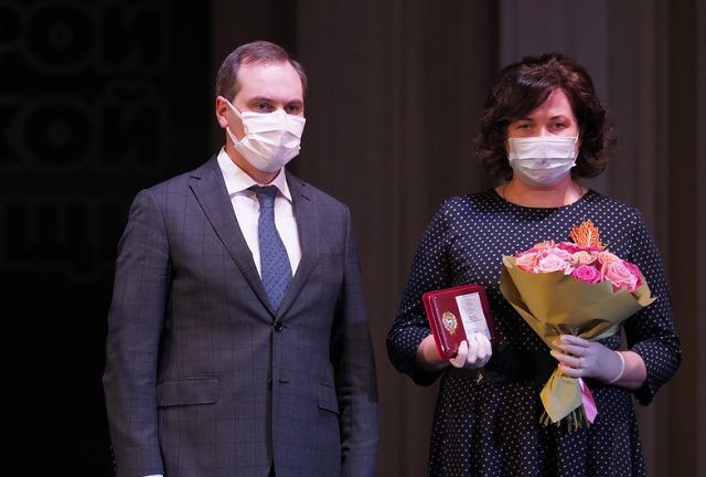 Артём Здунов поздравил сотрудников скорой помощи и вручил государственные награды.