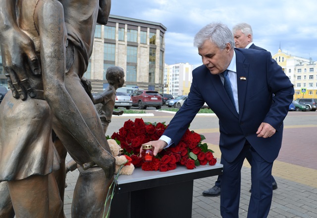 Депутаты Госсобрания Мордовии возложили цветы к мемориалу в память о жертвах трагедии в Казани