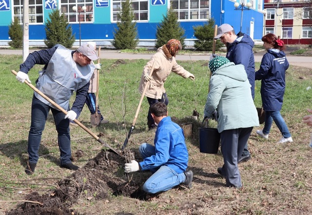 В Мордовии в ходе экологической акции в селе Атемар Лямбирского района высадили 30 молодых саженцев