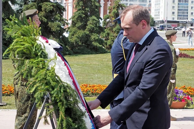 Врио Главы Мордовии возложил цветы к монументу воинам, погибшим в годы Великой Отечественной войны 