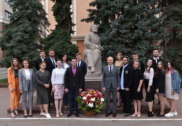 Ректор Мордовского университета со студентами возложили цветы к памятнику Огарева