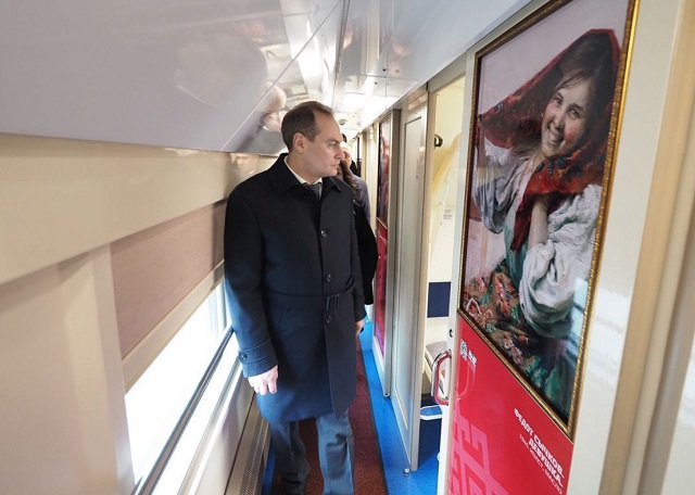 Артём Здунов осмотрел вагон-галерею с произведениями народного художника Мордовии Федота Сычкова 