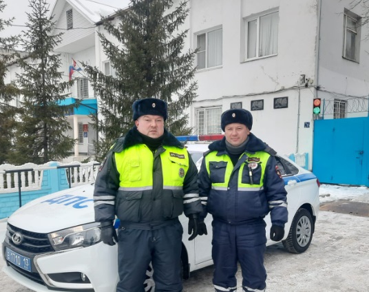 В Мордовии инспекторы ДПС помогли семье из Московской области, попавшей в аварию в 30-градусный мороз