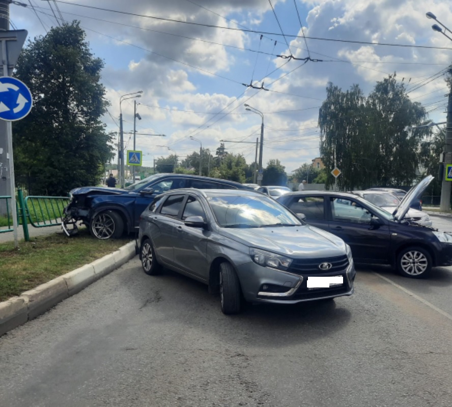 В Саранске три автомобиля столкнулись на кольцевой развязке