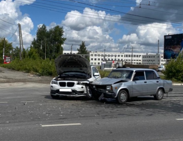 В Саранске водитель пострадал в столкновении «БМВ» и ВАЗ-2105