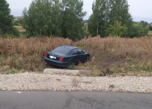 В Мордовии Volkswagen Passat оказался в кювете, пострадала женщина-пассажир