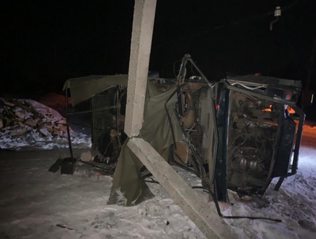 В Мордовии ЛУАЗ-969 врезался в опору ЛЭП, пострадали женщина и 13-летний подросток