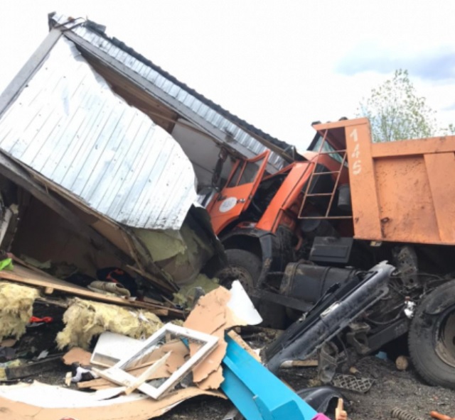 В Мордовии неуправляемый МАЗ врезался в группу строительной техники, пострадали 8 человек