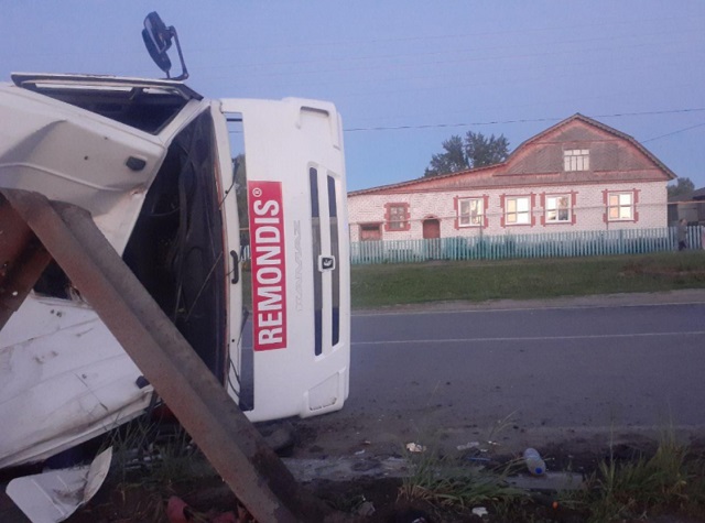 На границе Мордовии и Чувашии опрокинулся мусоровоз, пострадал водитель