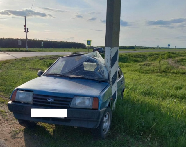 В Мордовии молодой водитель потерял контроль над «девяткой» и въехал в столб