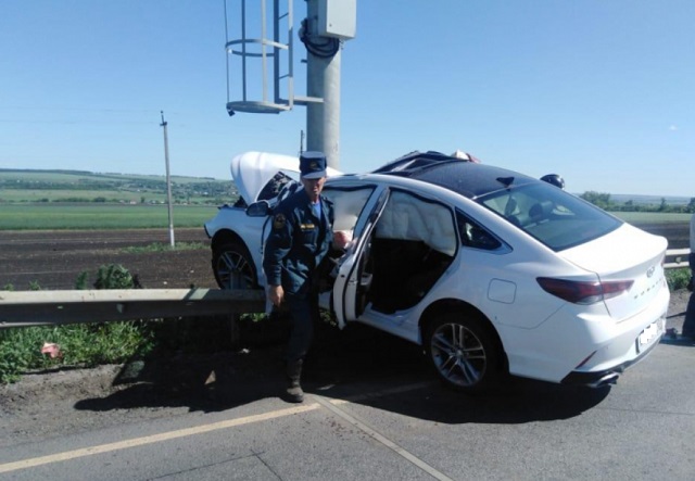 В Мордовии пожилой водитель врезался в стойку весового контроля, пострадала женщина