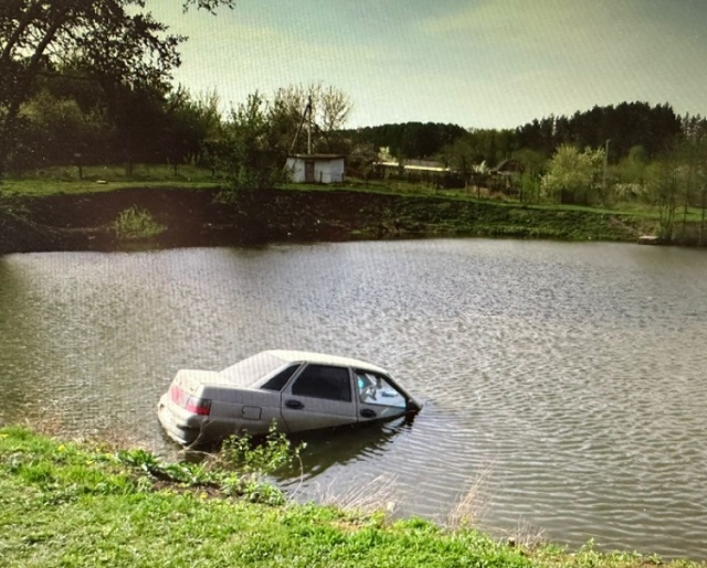Житель Саранска съехал в пруд на угнанном автомобиле