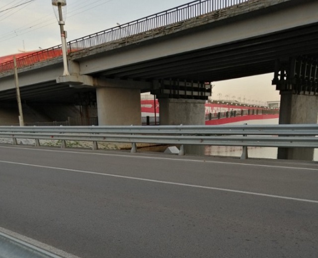 В Саранске демонтировали ограждения низководного моста, который перекрывают на время пропуска талых вод