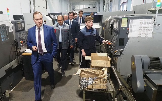 Артём Здунов осмотрел новую линию Саранского приборостроительного завода