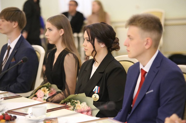 16 выпускников школ Мордовии пригласили на торжественный прием в Правительство РМ