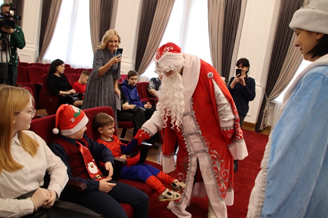 Депутаты от «Единой России» вручили новогодние подарки детям участников специальной военной операции