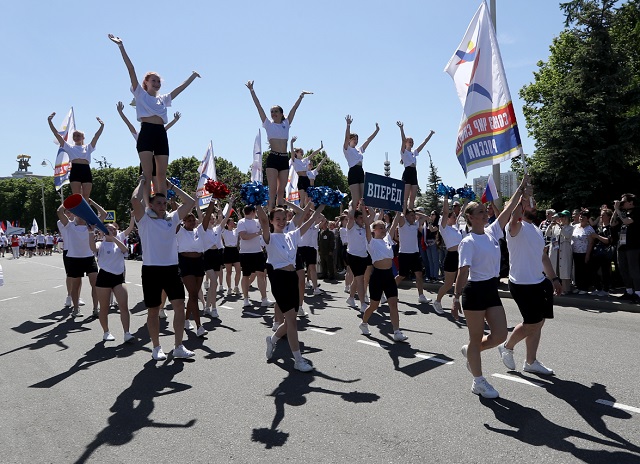 Более двух тысяч спортсменов приняли участие в спортивном шествии, организованном Выставкой «Россия» и Движением «Здоровое Отечество»