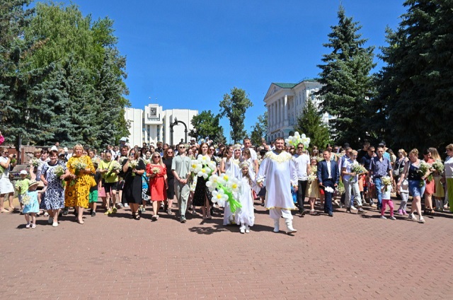 Саранск отметил День семьи, любви и верности парадом семей