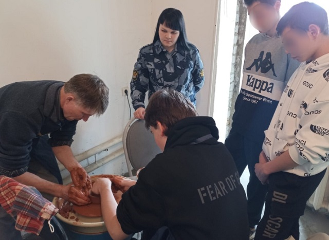 В Мордовии организовали мастер-класс по гончарному делу для несовершеннолетних осужденных