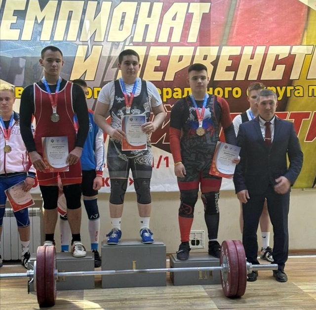 Мордовские штангисты успешно выступили на чемпионате и первенстве ПФО